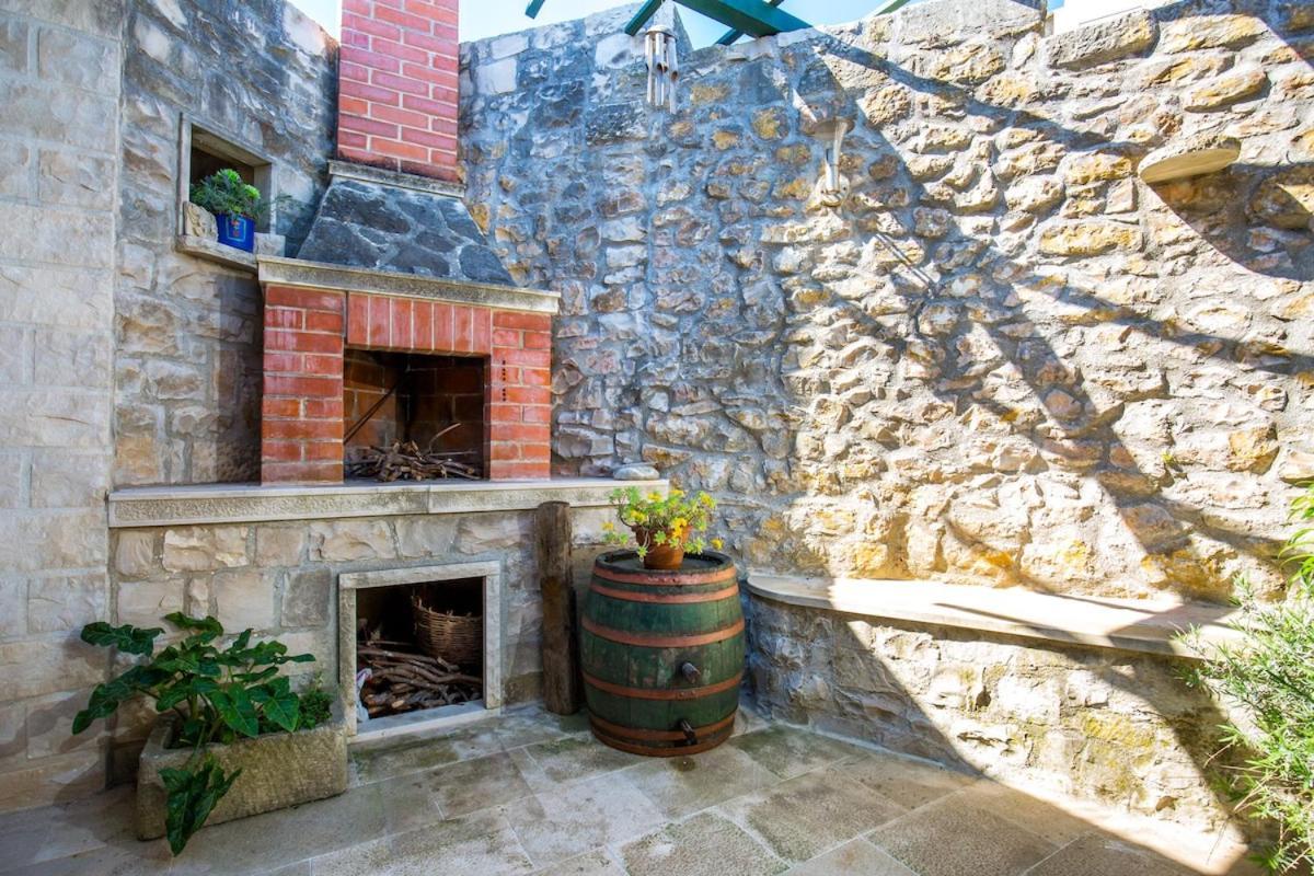 Visilo Stone House Villa Pucisca Eksteriør billede